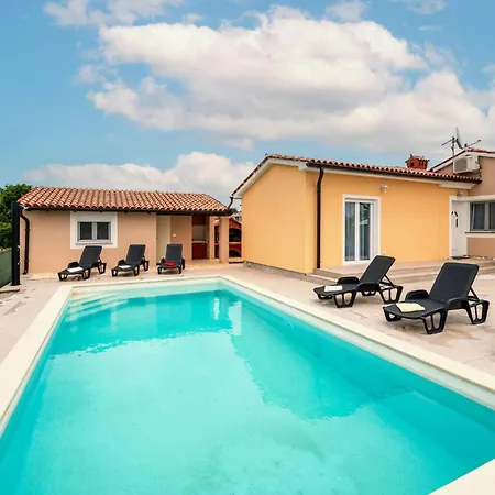 3 Bedroom Lovely In * Galizana