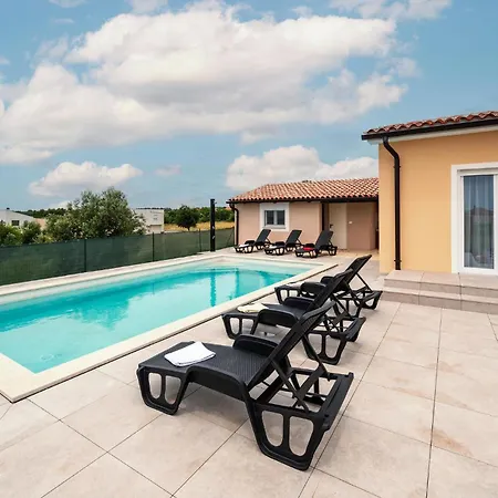 3 Bedroom Lovely In * Galizana