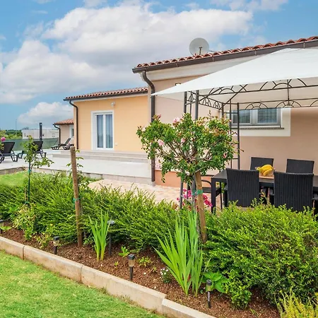 Holiday home 3 Bedroom Lovely In Galizana